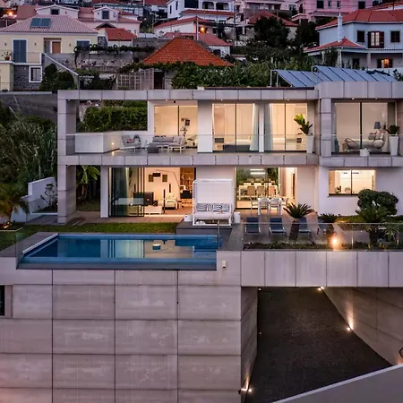 Modern With A Stunning View Over * Funchal (Madeira)